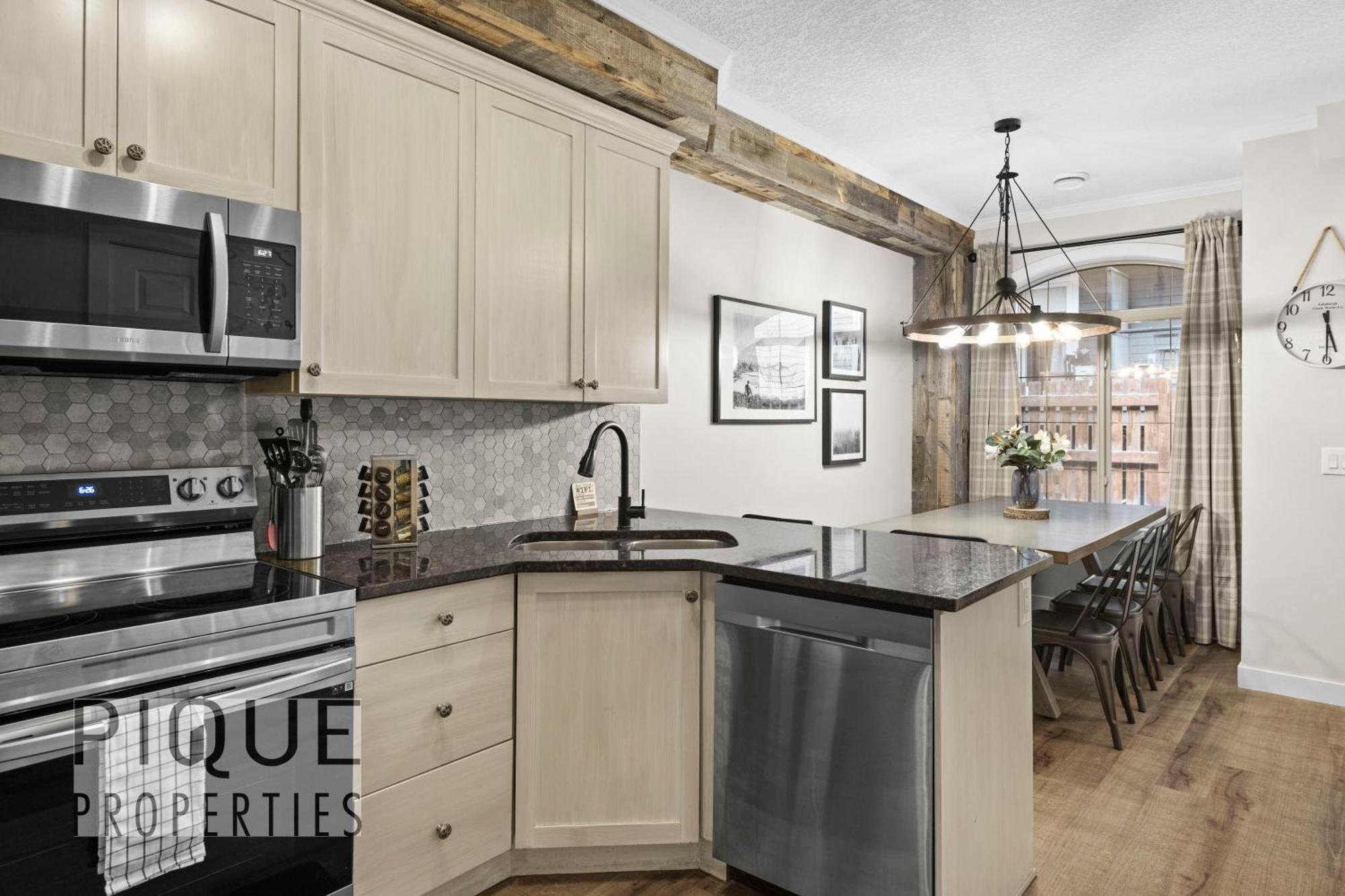 Mystic Mountain Chalet, Heated Outdoor Pool & Hot Tub, Free Parking, Fast Wifi! Canmore Exteriér fotografie