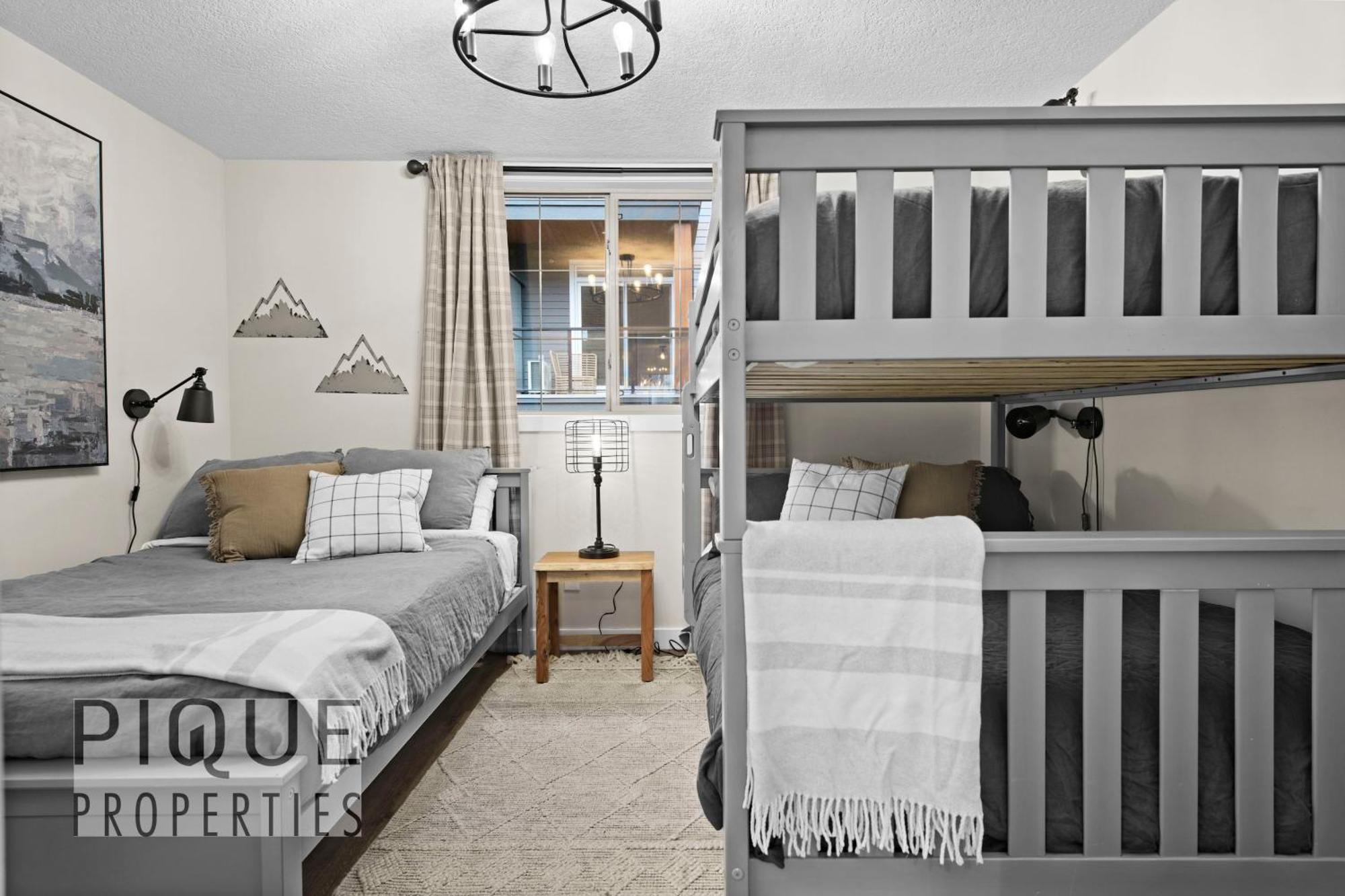 Mystic Mountain Chalet, Heated Outdoor Pool & Hot Tub, Free Parking, Fast Wifi! Canmore Exteriér fotografie