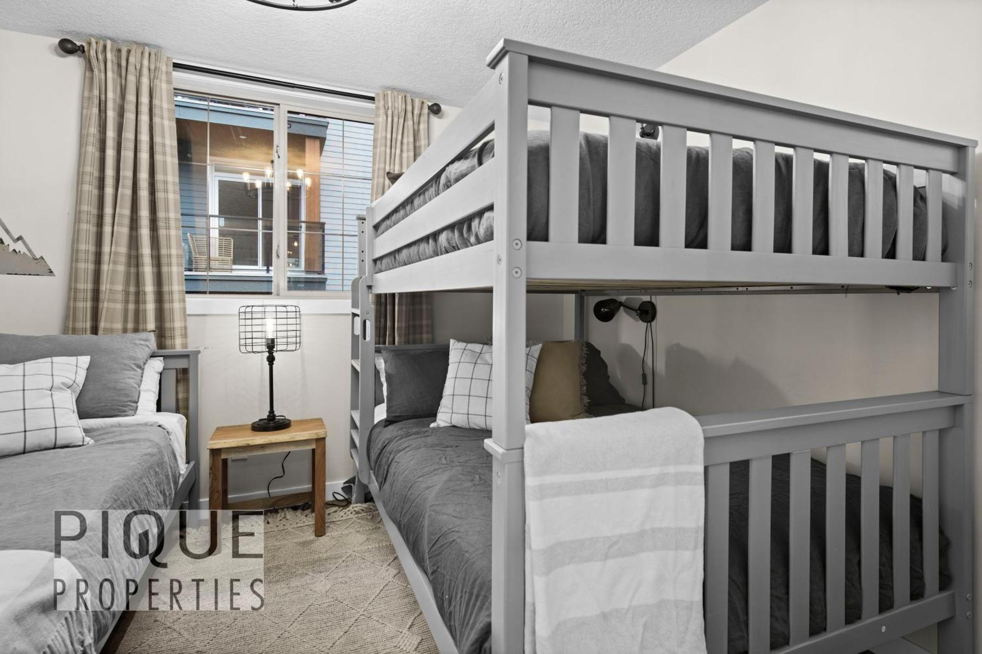 Mystic Mountain Chalet, Heated Outdoor Pool & Hot Tub, Free Parking, Fast Wifi! Canmore Exteriér fotografie
