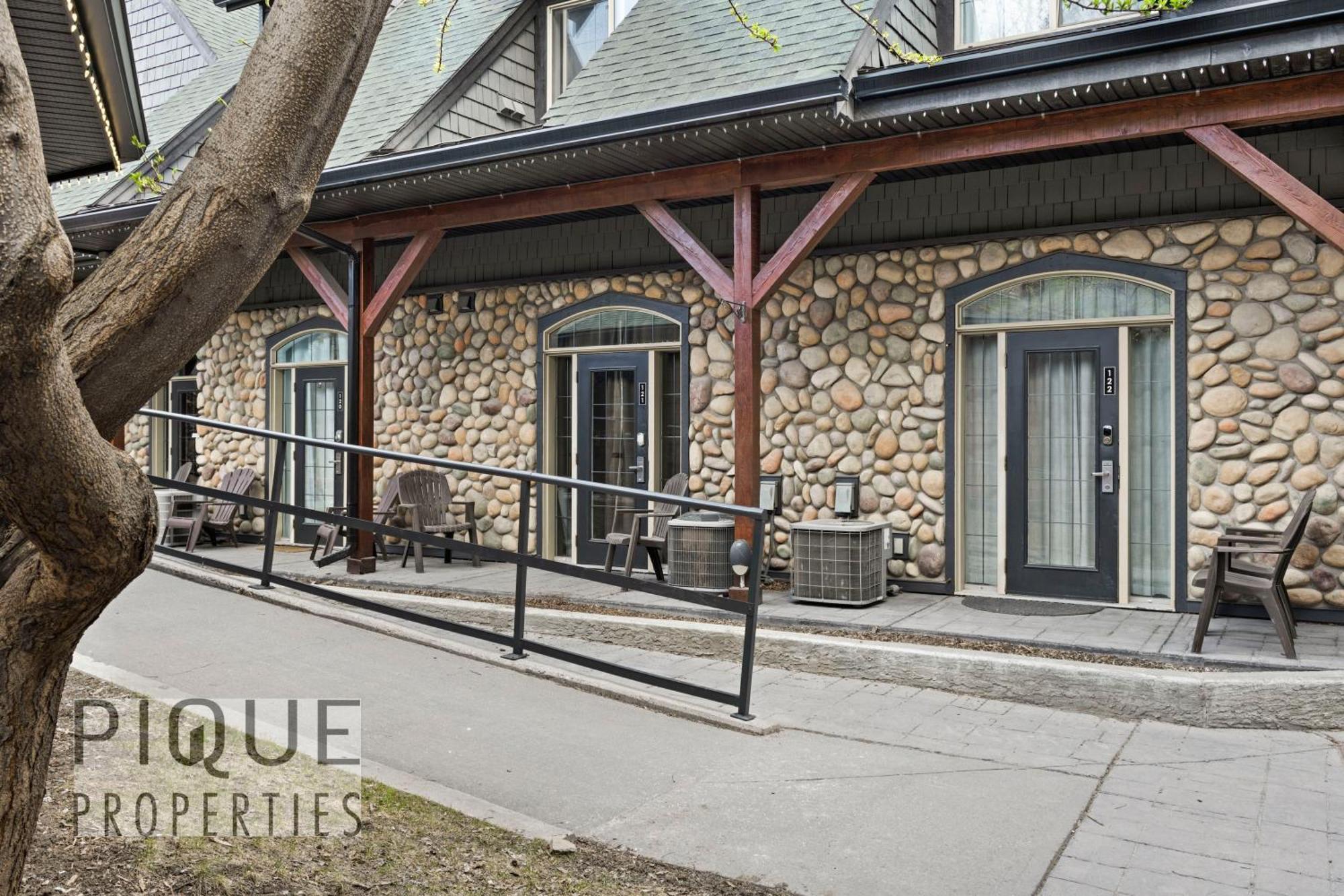 Mystic Mountain Chalet, Heated Outdoor Pool & Hot Tub, Free Parking, Fast Wifi! Canmore Exteriér fotografie