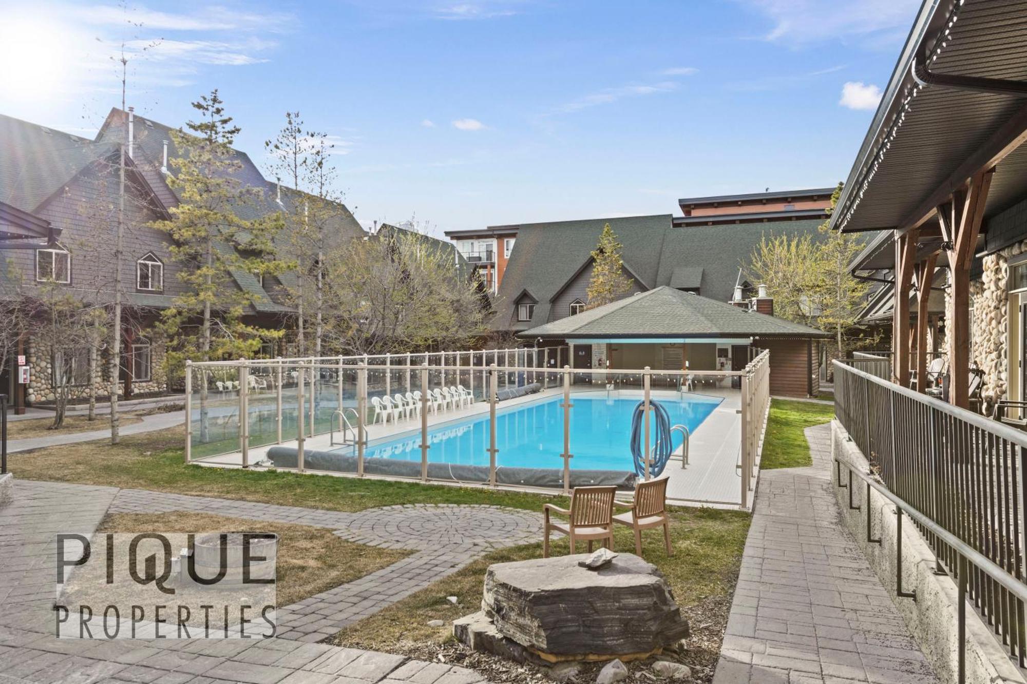 Mystic Mountain Chalet, Heated Outdoor Pool & Hot Tub, Free Parking, Fast Wifi! Canmore Exteriér fotografie