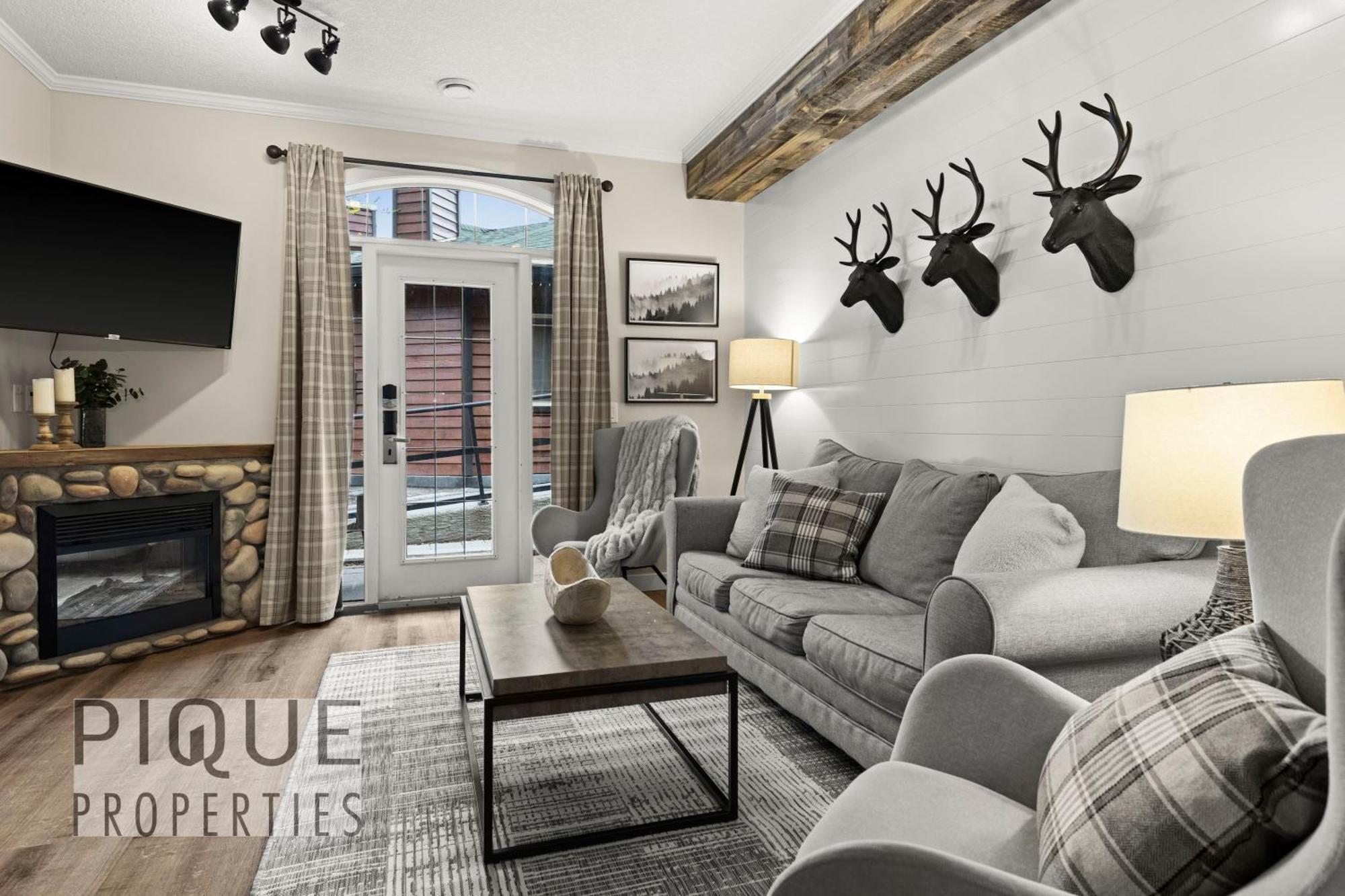Mystic Mountain Chalet, Heated Outdoor Pool & Hot Tub, Free Parking, Fast Wifi! Canmore Exteriér fotografie