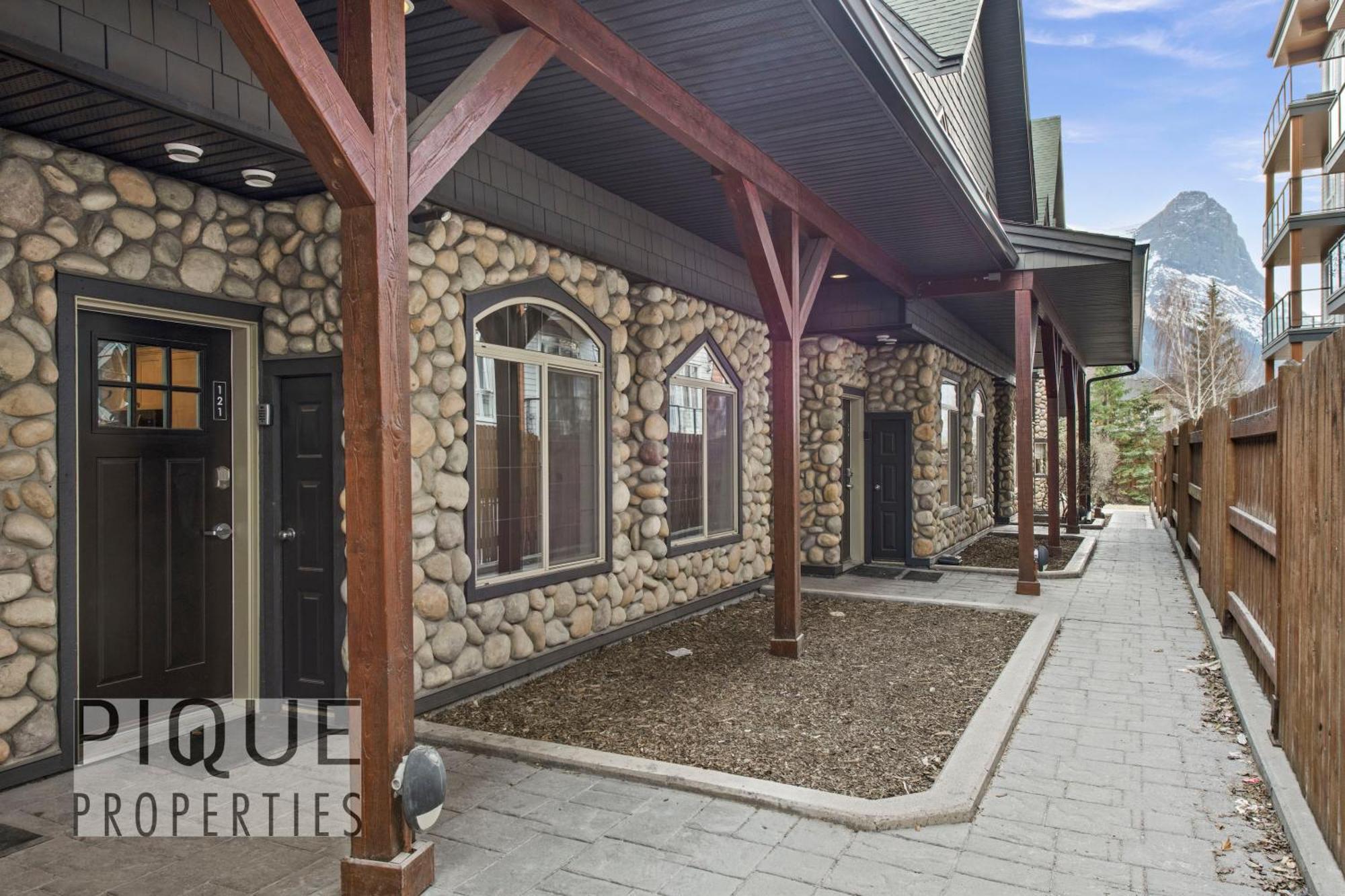 Mystic Mountain Chalet, Heated Outdoor Pool & Hot Tub, Free Parking, Fast Wifi! Canmore Exteriér fotografie