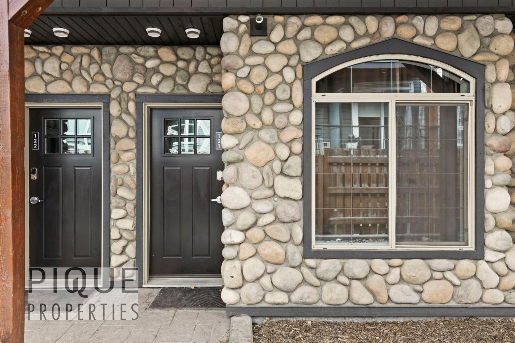 Mystic Mountain Chalet, Heated Outdoor Pool & Hot Tub, Free Parking, Fast Wifi! Canmore Exteriér fotografie